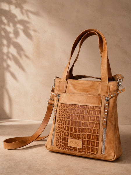 Cartera canela doble correo con frente croco, medidas aproximadas 33 x 30 x 10 cm