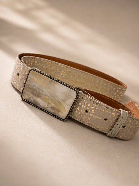 Cinturón de cuero con hebilla rectangular de guampa