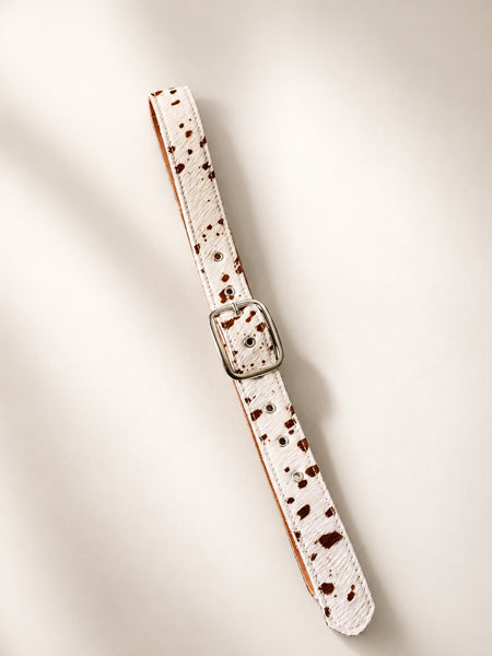 Cinturón de cuero print blanco y marrón extendido