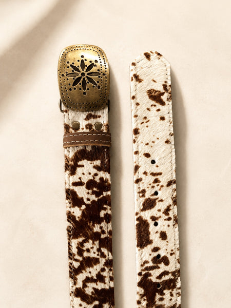 Detalle del cinturón de cuero print con hebilla labrada