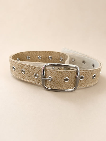 Cinturón de cuero beige con tachas y hebilla plateada